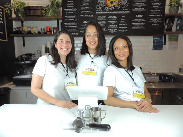 3 chicas en un cafe